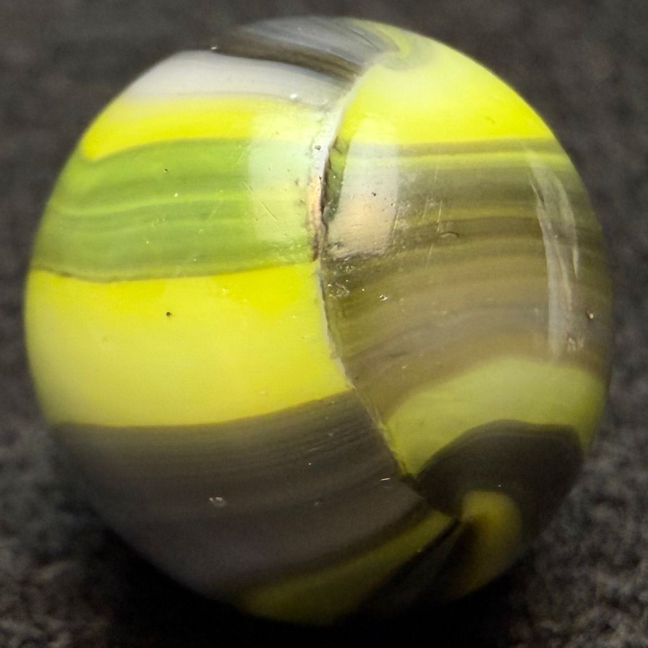 MARBLE KING. “Anemic Bumblebee”. Vintage Machine-Made Marble. MARBLE KING. “Anemic Bumblebee”. Vintage Machine-Made Marble.