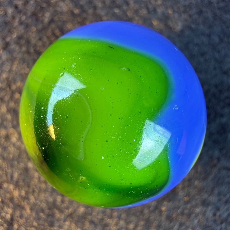 VITRO AGATE. Parrot-Family "Big Boy" No-White. Green Loaded with Aventurine. 31/32"