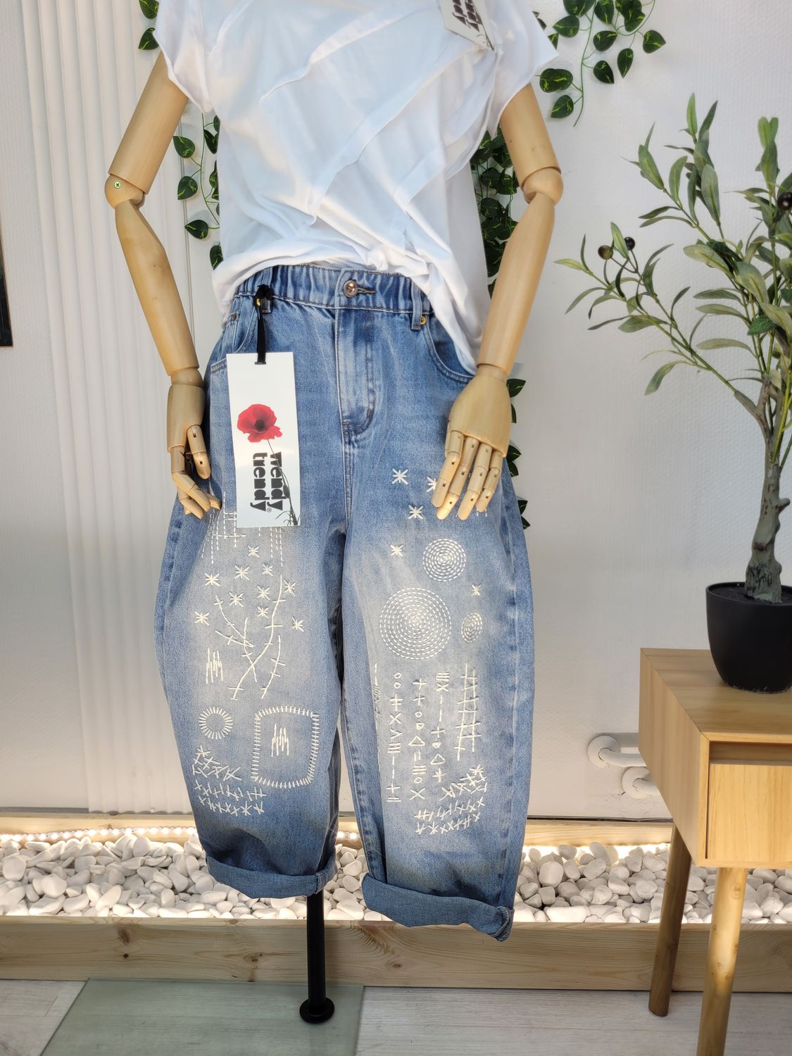 Jeansy barrel z haftami Wendy Trendy