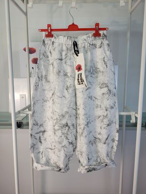 Spodnie barrel balonowe z efektem marmuru Wendy Trendy białe
