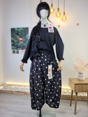 Bluzka Wendy Trendy z surowymi szwami i asymetrycznym dołem czarna