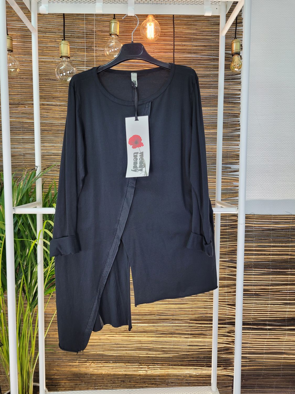 Bluzka asymetryczna z długim bokiem czarna Wendy Trendy