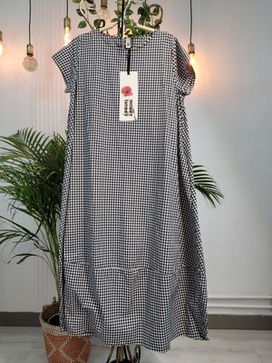 Sukienka bombka w kratkę czarna Wendy Trendy