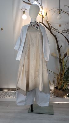Beige dress with stitching and pleats Wendy Trendy