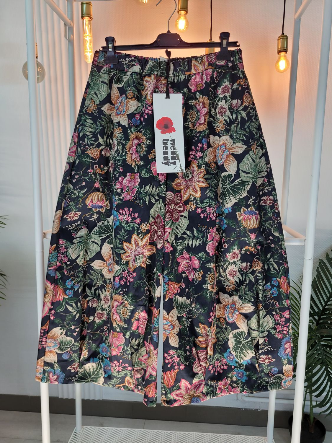 Szerokie spodnie w różowe kwiaty Wendy Trendy