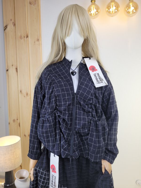 Wendy Trendy lightweight jacket with gathers and double-sided zipper in black