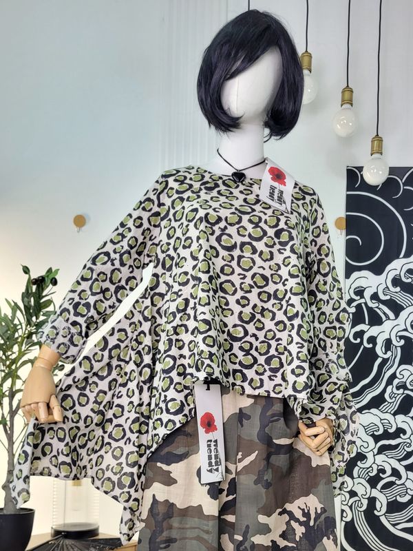 Bluzka z ażurowym haftem i wzorem leopard print Wendy Trendy