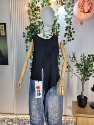 Top asymetryczny czarny Wendy Trendy