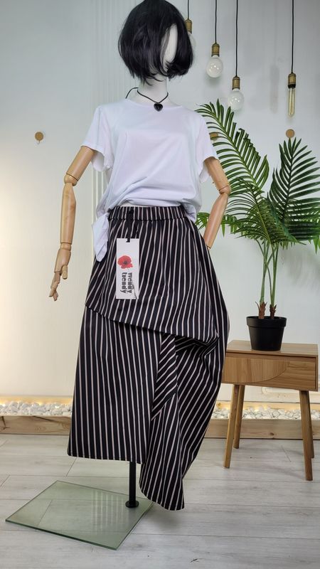 Czarna asymetryczna spódnica w paski Wendy Trendy