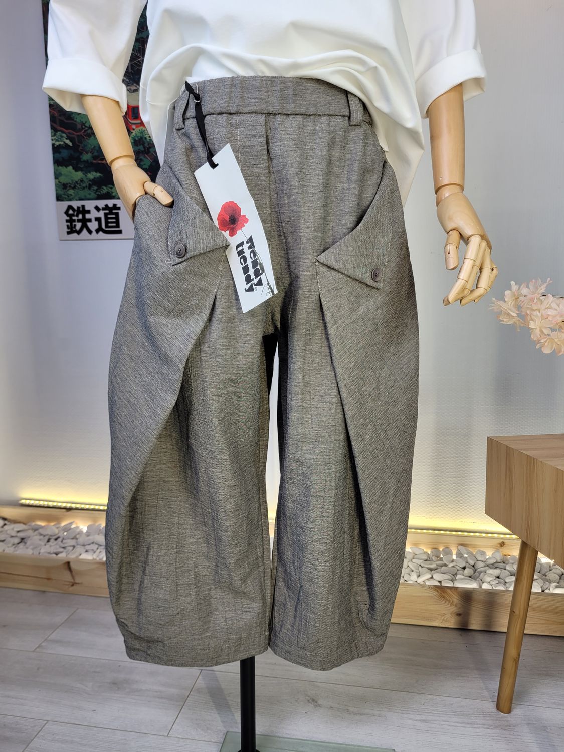 Spodnie barrel z architektonicznymi zakładkami Wendy Trendy taupe