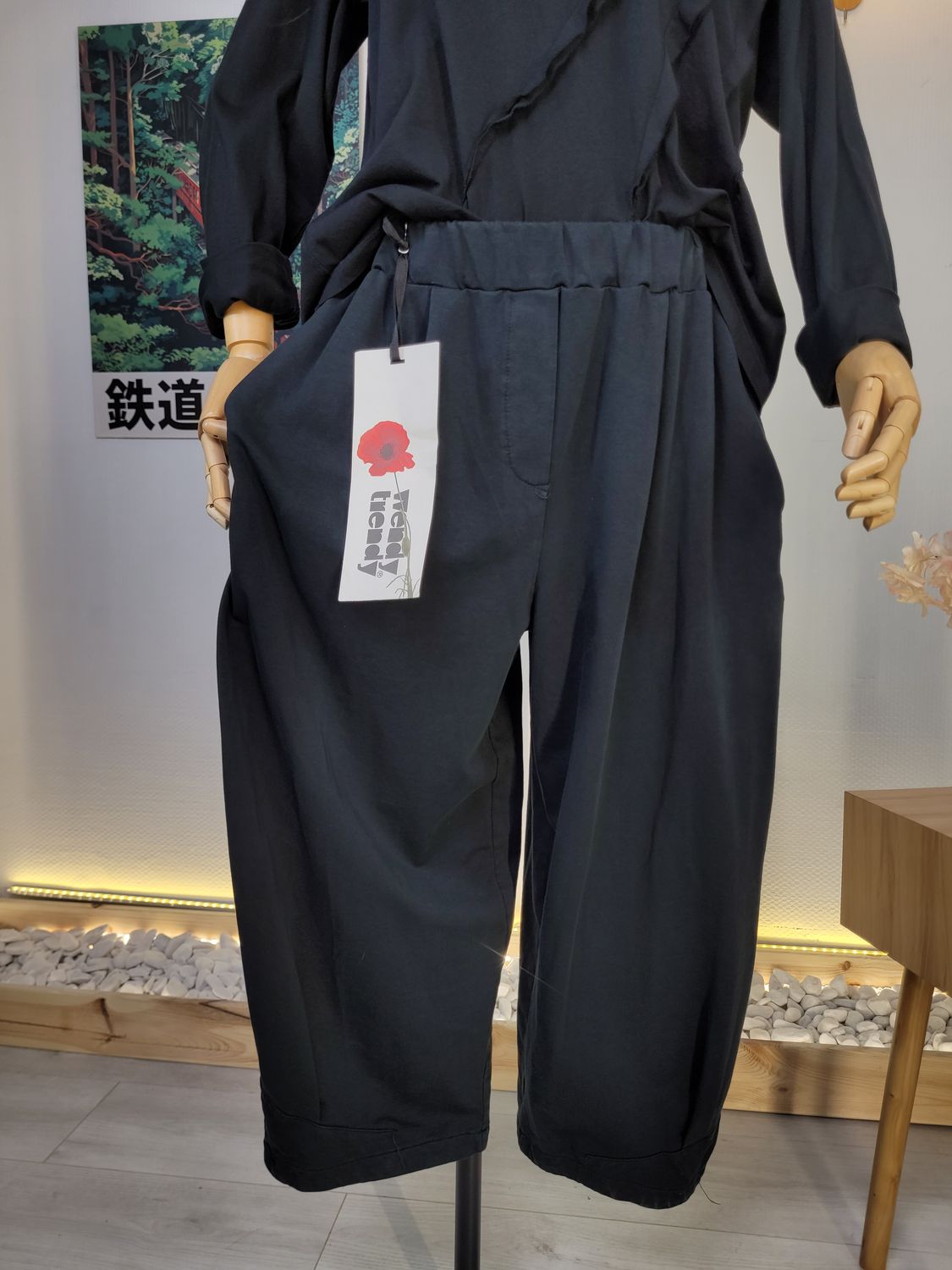 Szerokie spodnie z nogawkami zwężanymi ku dołowi Wendy Trendy czarne