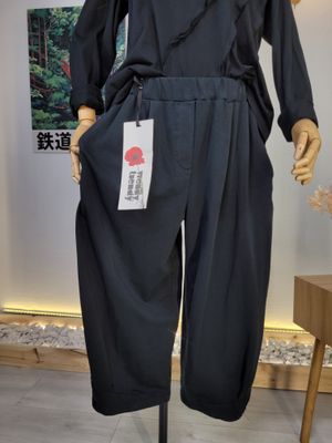 Szerokie spodnie z nogawkami zwężanymi ku dołowi Wendy Trendy czarne