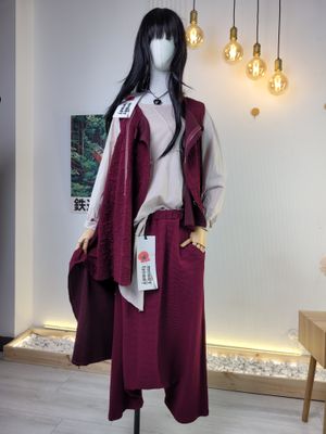 Kamizelka na zamek Wendy Trendy, tłoczony wzór, w kolorze wina z jagodową nutą