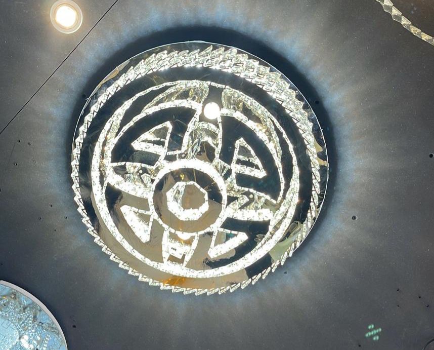 Large crystal ceiling lamp, Let Lampa, with sparkling glass details and modern design, providing bright lighting and luxurious atmosphere, eye-catching statement piece.