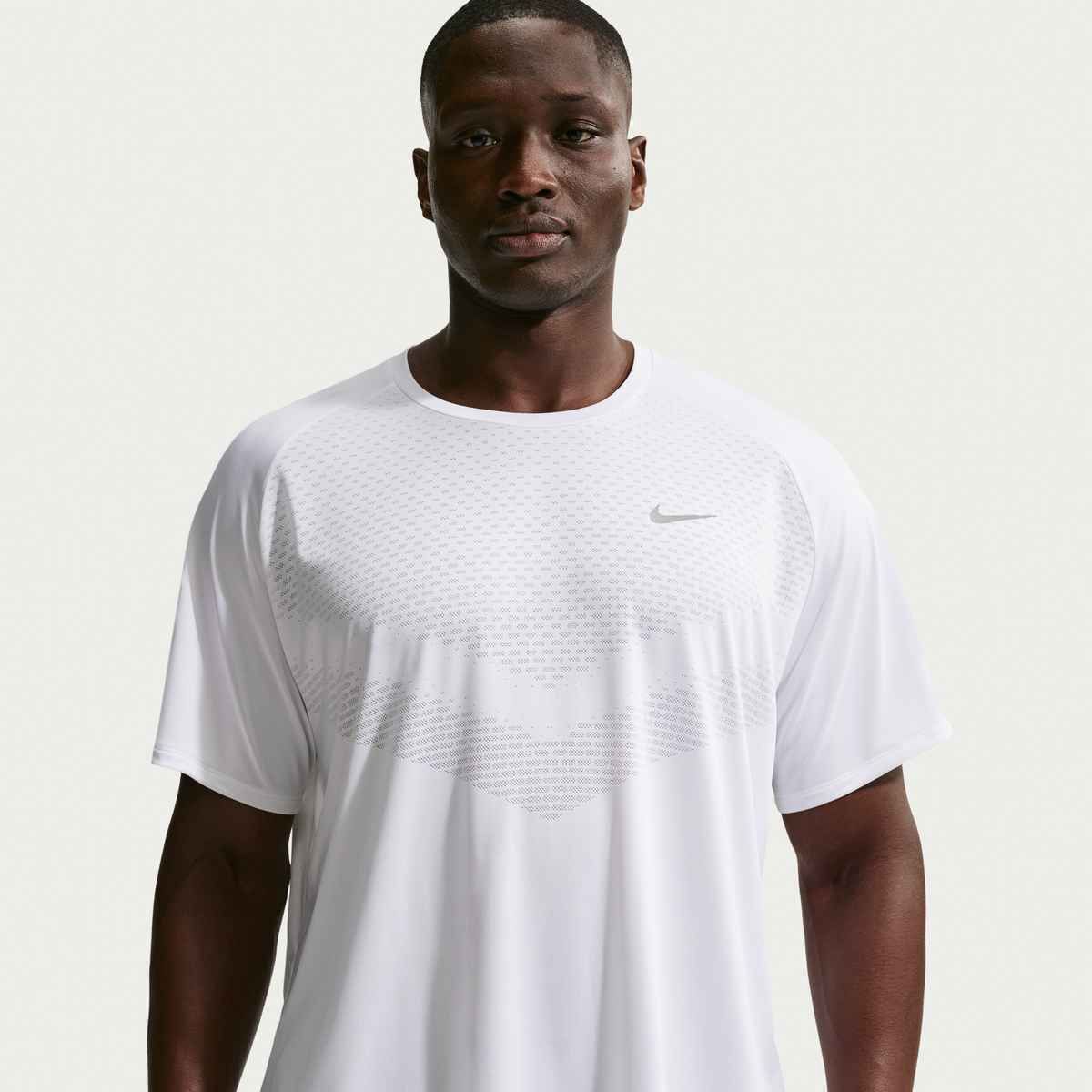 Nike Men's Stride Short-Sleeve Shirt