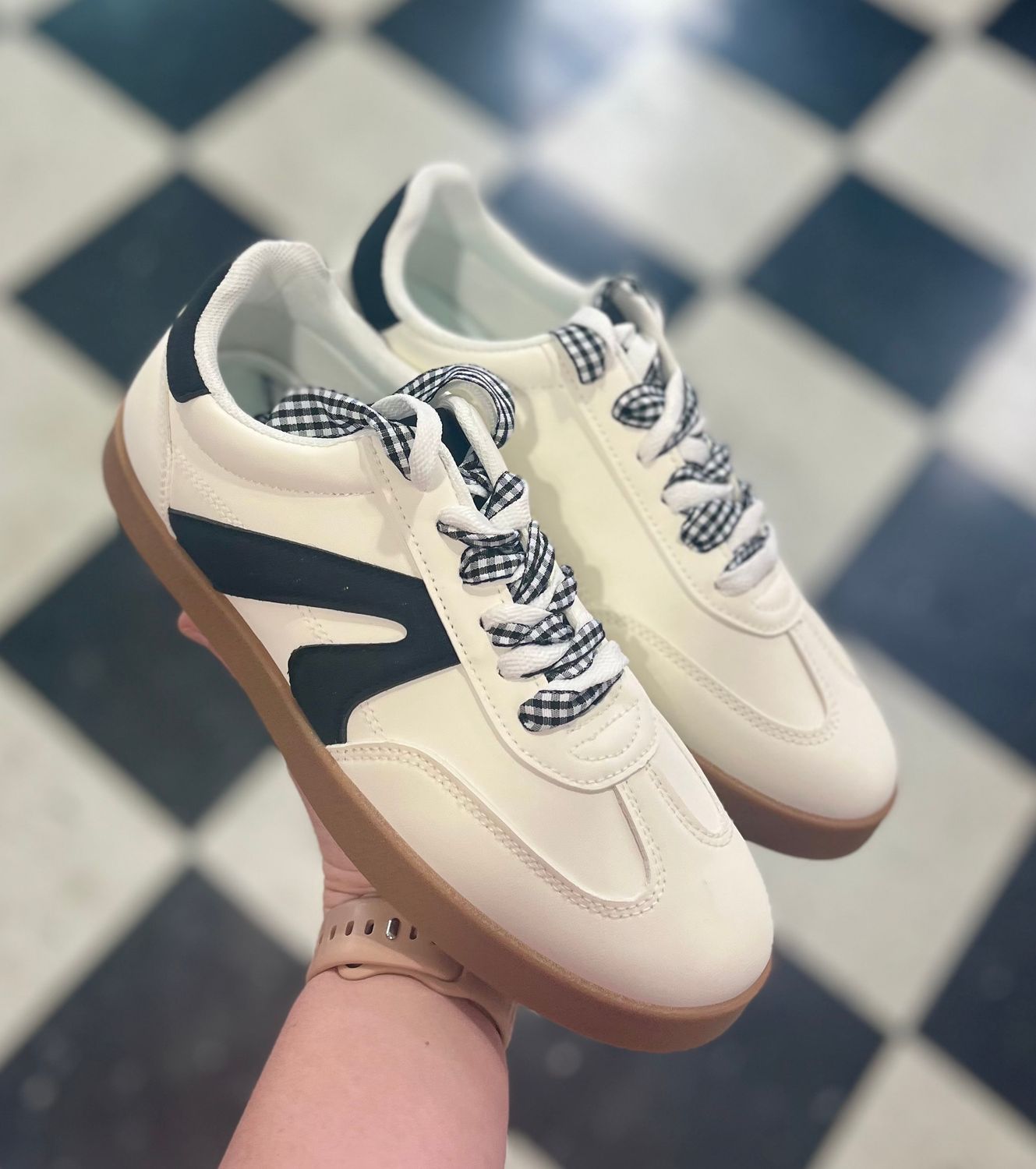 Retro Sneaker in Black