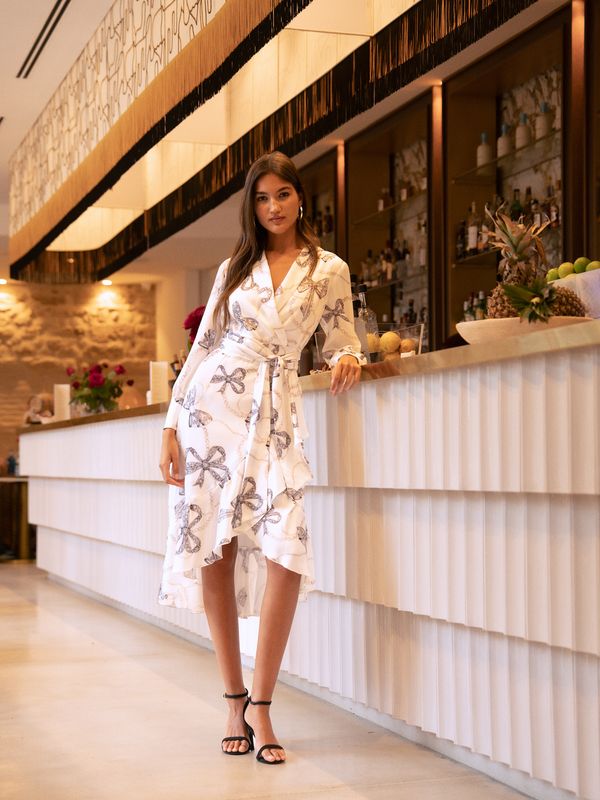 Vestido Abril Midi Estampado Lazos y Perlas Blanco