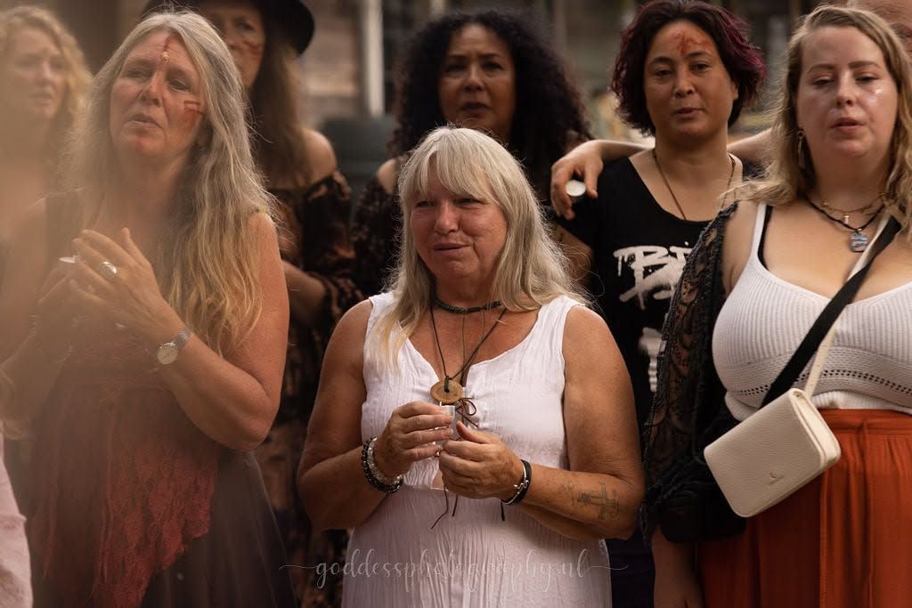 Sisterhood Celebration en Het Verboden Lied