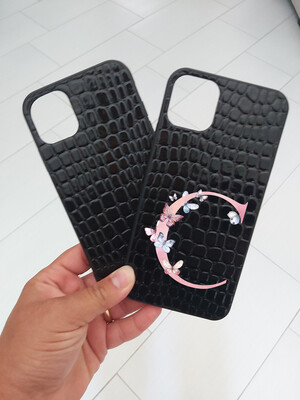 Cover effetto coccodrillo con iniziale farfalle