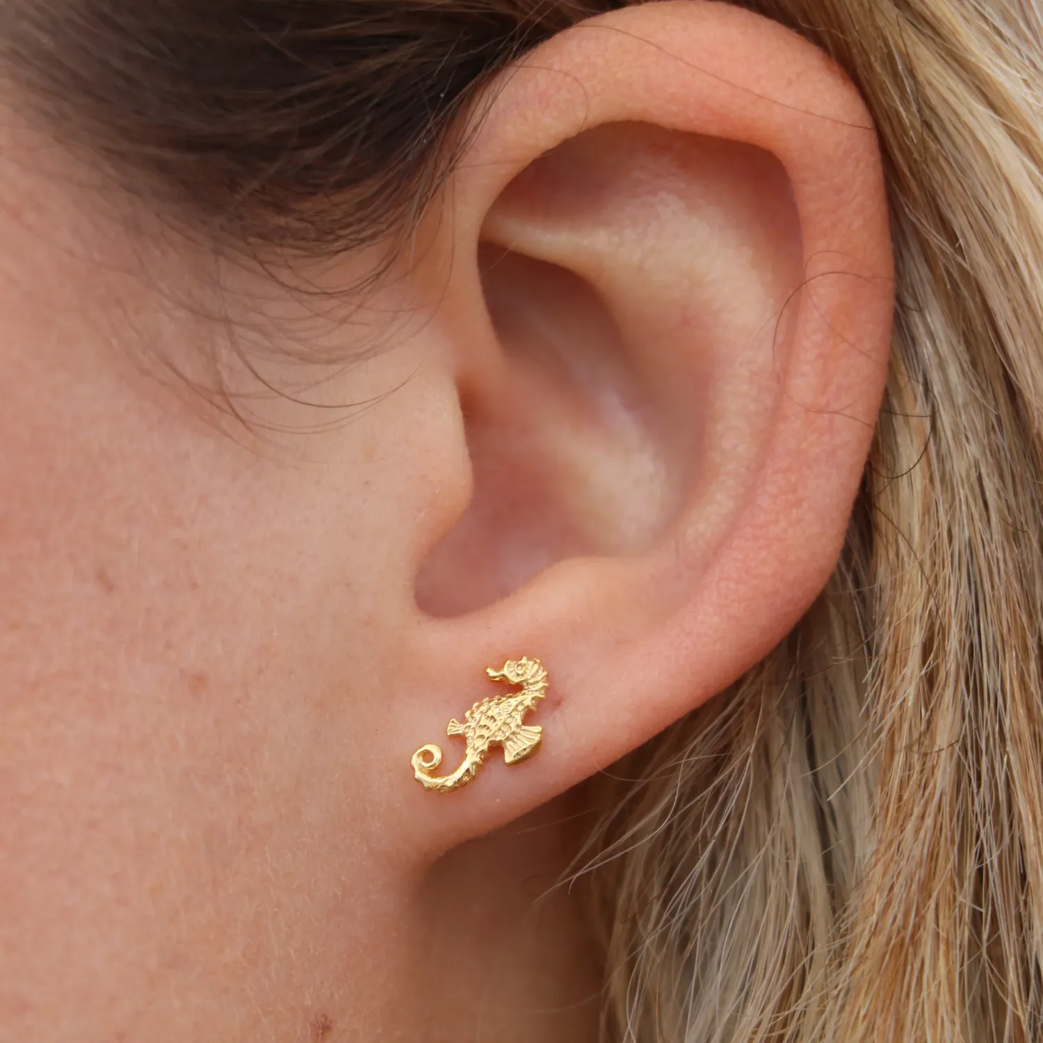 Sea Horse Stud, Color: Gold