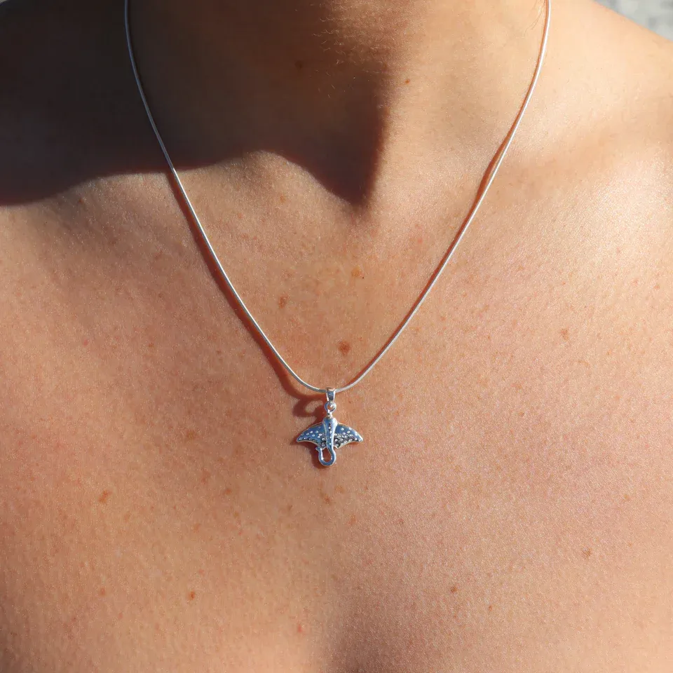Stingray Necklace, Chain: Snake Chain, Color: Silver