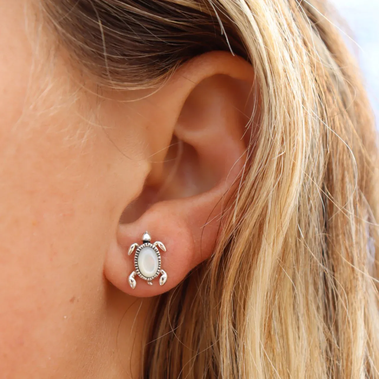 Sea Turtle Mother Of Pearl Stud, Color: Silver