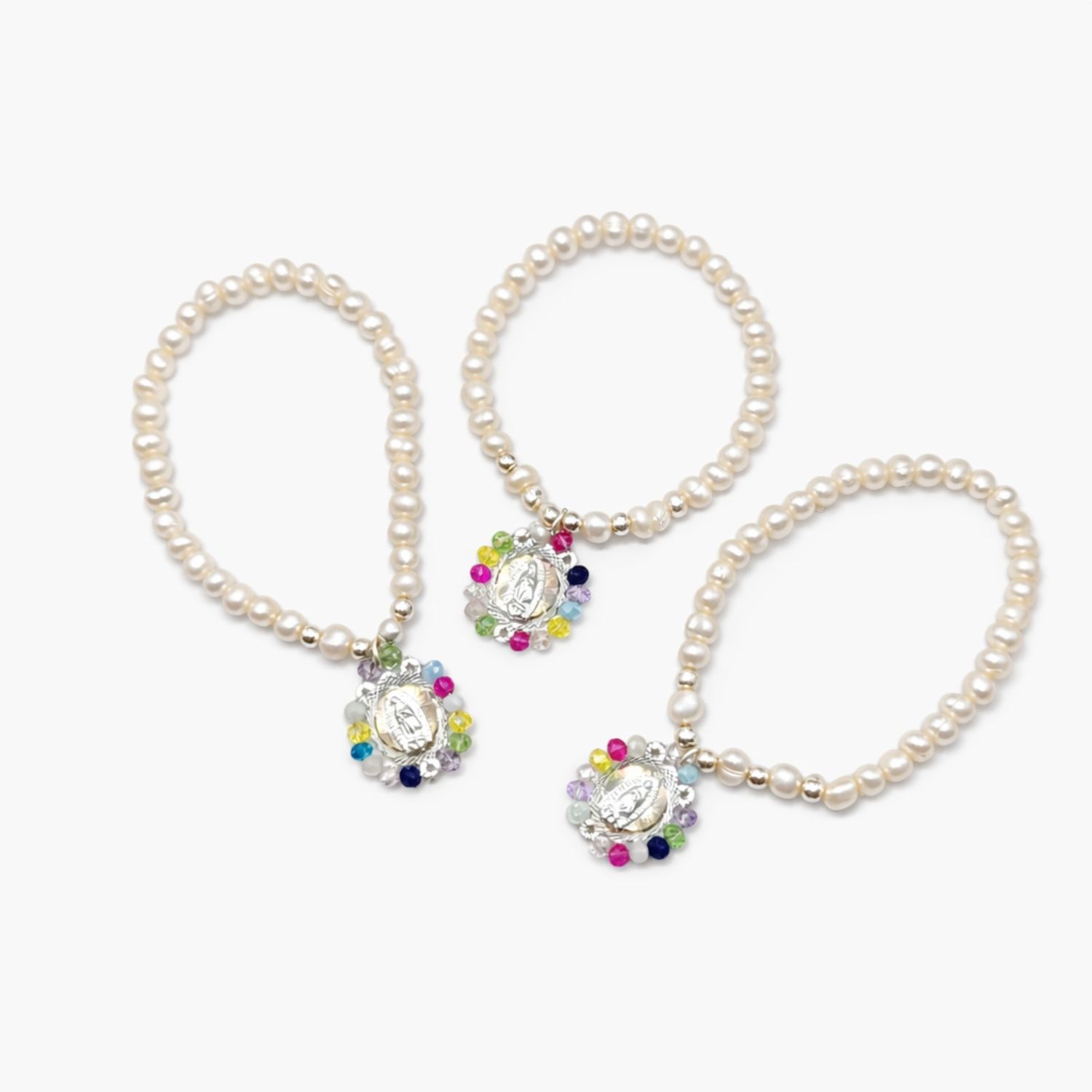Paquete de 3 Pulseras Elásticas de Perla con Medalla de Plata .925