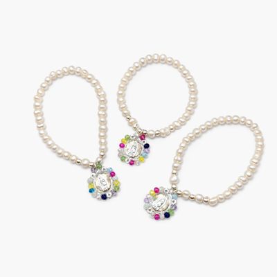 Paquete de 3 Pulseras Elásticas de Perla con Medalla de Plata .925