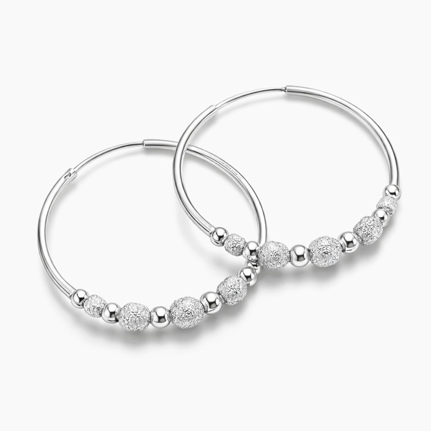 ARRACADA LISA CON BOLITAS, 3.8 CM, PLATA .925