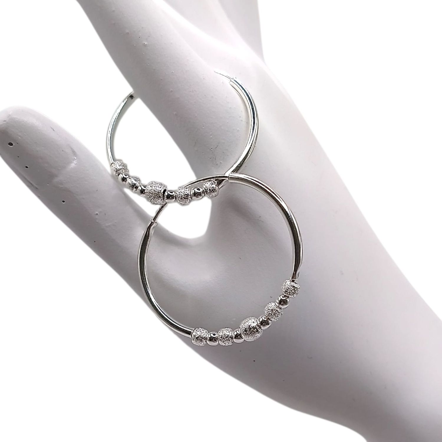 ARRACADA LISA CON BOLITAS, 2.3 CM, PLATA .925