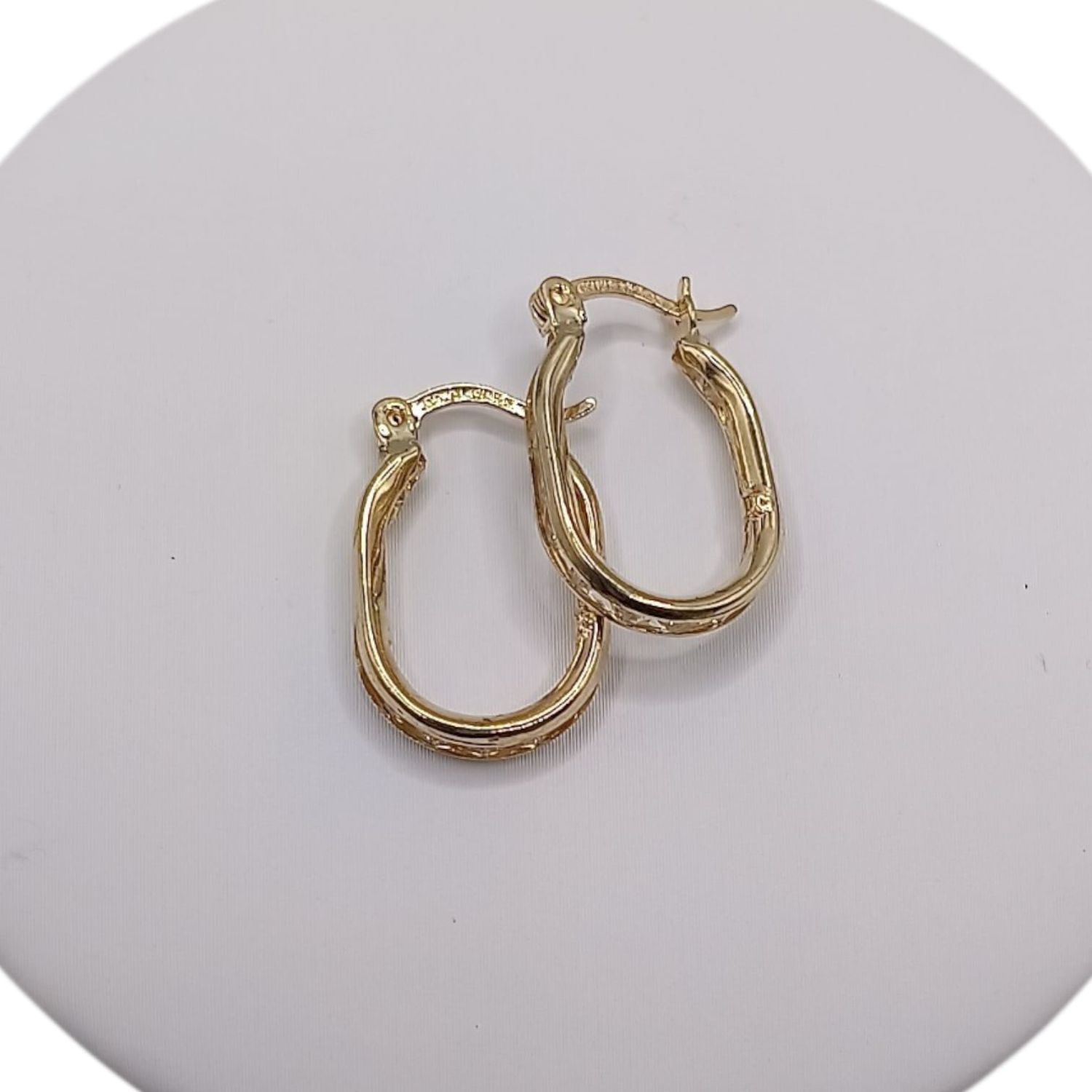 ARRACADA OVALADA CON CZ, 2 CM LARGO, ORO 10K