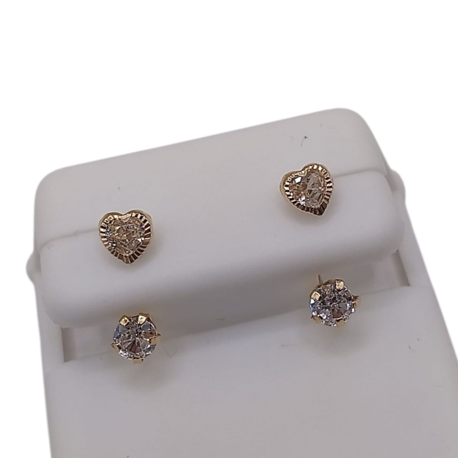 BROQUEL CURVO CORAZON, CZ BLANCA, ORO 14K