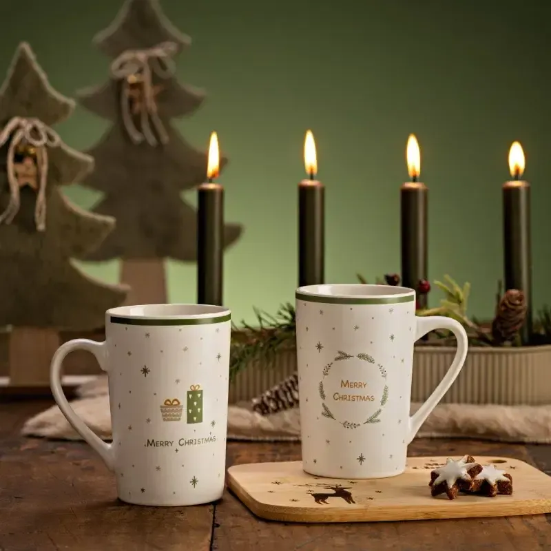 Porseleinen mok met kerstmotief wit. — pakjes