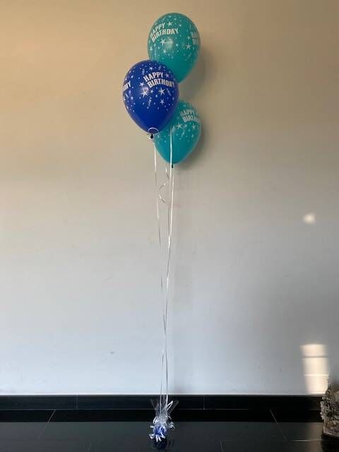 Tros van 3 ballonnen gevuld met helium.