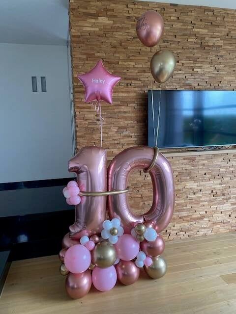 Dubbel cijfer met voet + helium ballonnen