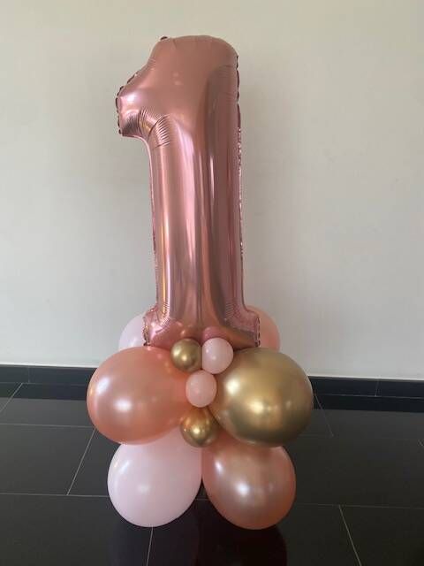 Cijfer op voet 1st, 66cm.