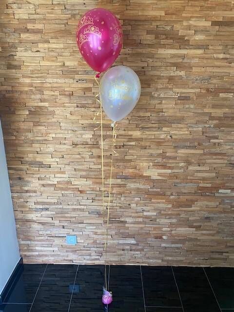 Trosje van 2 ballonnen gevuld met helium.