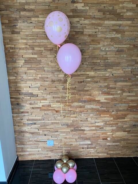 Trosje van 2 ballonnen gevuld met helium en afgewerkte voet.