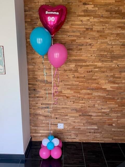 Tros van 3 ballonnen gevuld met helium en afgewerkte voet.