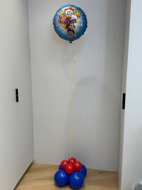 Folieballon TV-figuur gevuld met helium en afgewerkte voet.