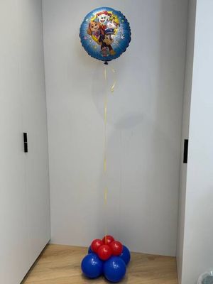 Folieballon TV-figuur gevuld met helium en afgewerkte voet.