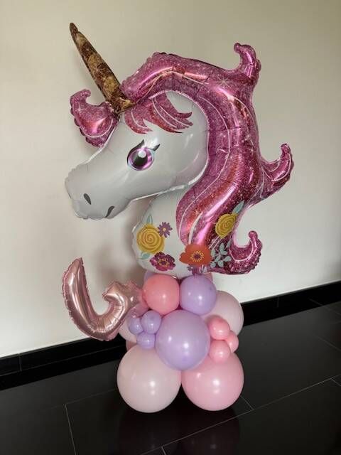 Unicorn op voet met cijfer.