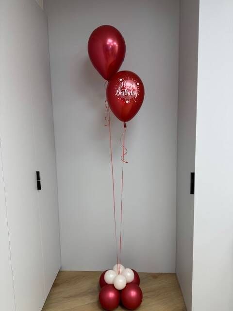 Hoog trosje van 2 ballonnen met afgewerkte voet