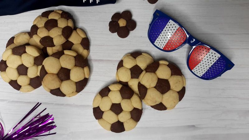 Samedi 4 juillet 2026 de 14h00 à 16h00  - dès 4 ans  Atelier 4 mains Sablés ballon de foot !
