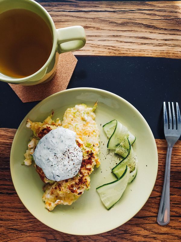 Vendredi 10  juillet 2026 de 10h00 à 12h30  Atelier Saveur Grecques : Fava (purée de pois) + Kolokihokefteedes (beignets courgettes) et sa sauce yaourt