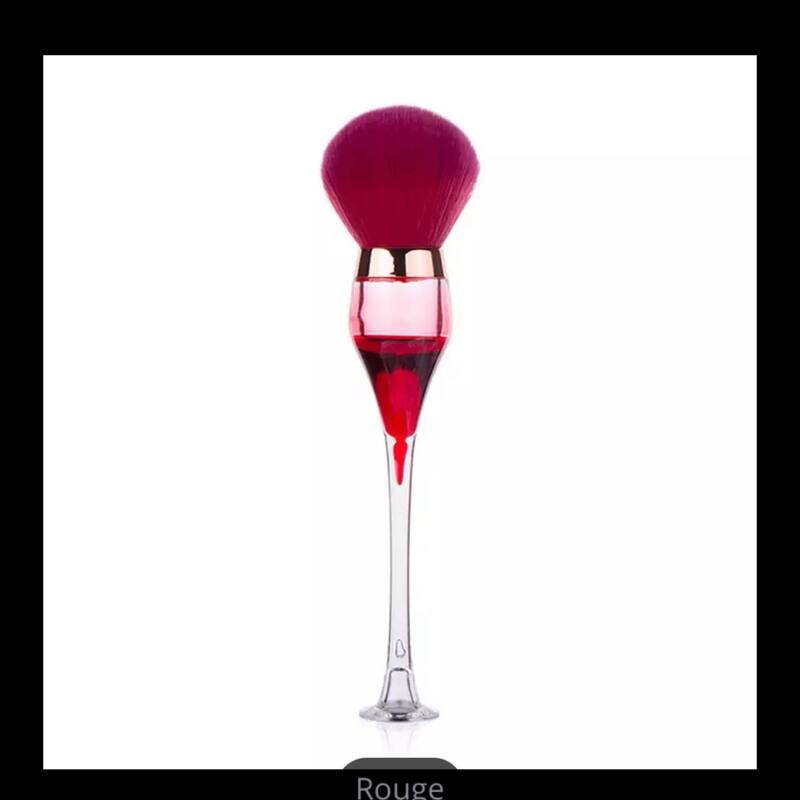 Pinceau époussette coupe de vin rouge ou rose