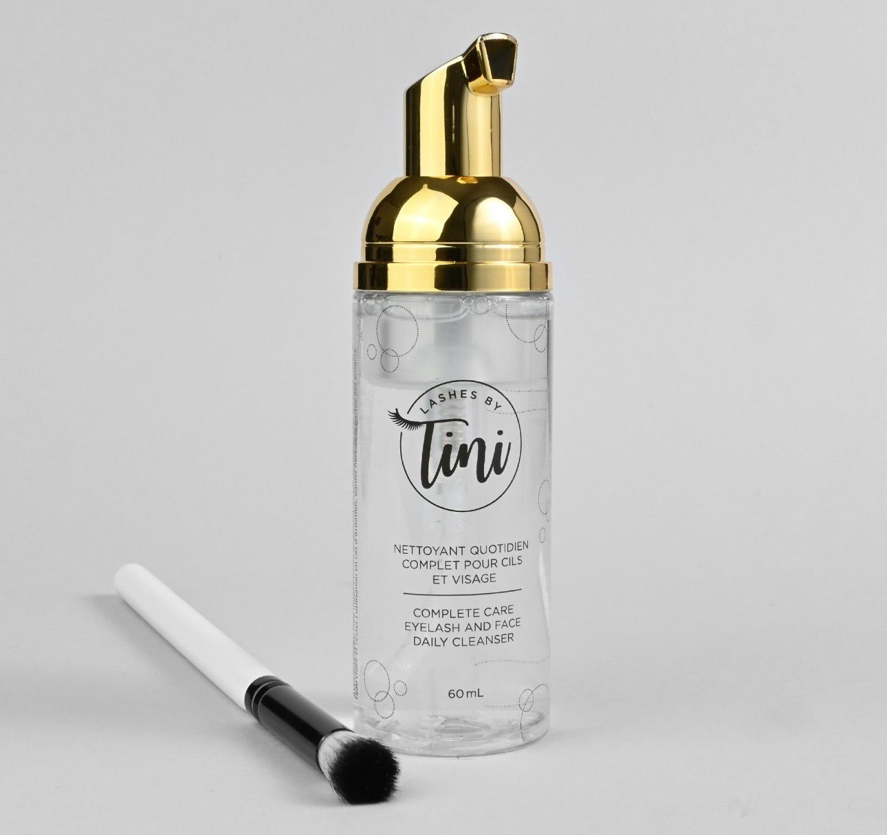 Nettoyant quotidien pour cils et visage.