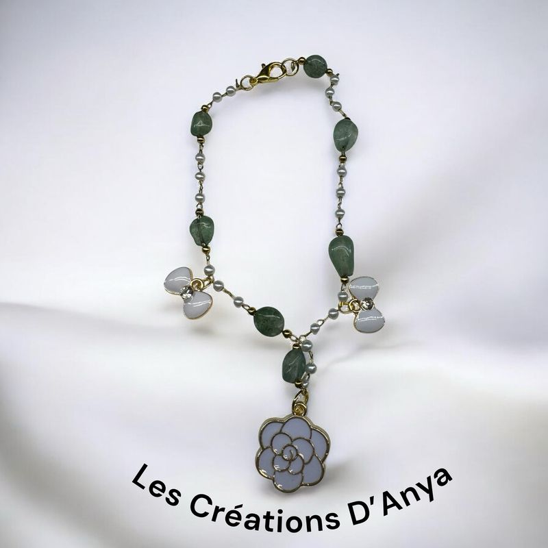 Bracelet breloque fleur blanche