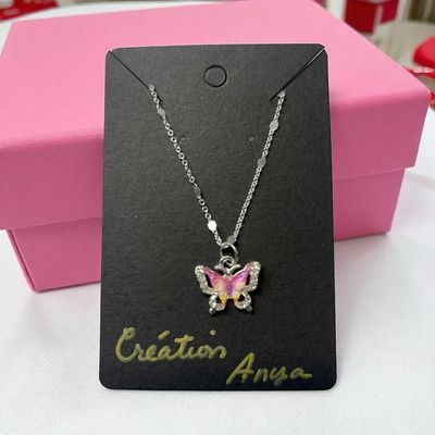 Collier papillon rose
