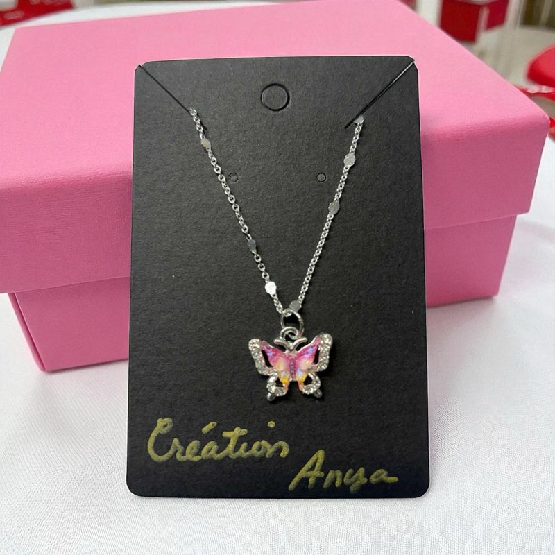 Collier papillon rose